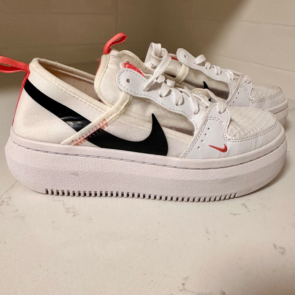 Nike White and Black Sneakers